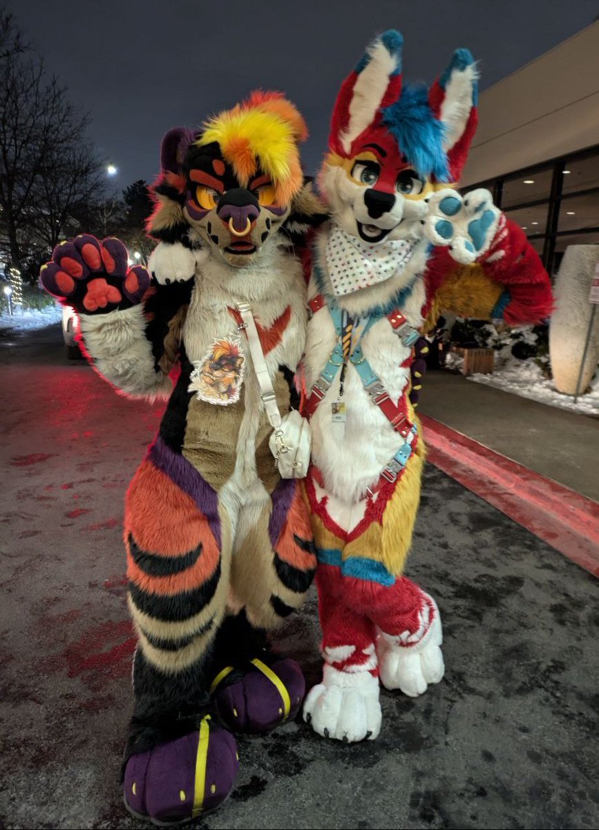shoutout to colorful sonas fr #FursuitFriday

🦊: <a href="/Arcora_The_Fox/">Arcora🔜 megaplex</a> 
🧵: <a href="/sheenitude/">Sheenitude</a>
📸: <a href="/SuedPandora5/">⚘️~Pandora~⚘️</a>