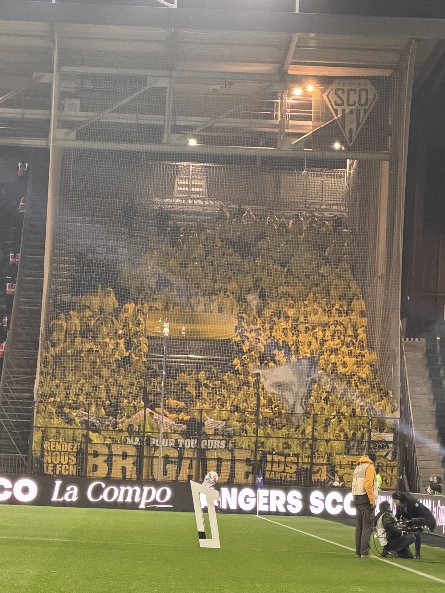 MeteoFootMaps's tweet image. Imaginez vous la mouise dans laquelle leur club tout entier est depuis des semaines, des années.

Et ils sont encore là, à BLINDEr leur parcage à l'extérieur.

Franchement vous êtes des exemples supporters Nantais et Brigade Loire plus précisément.

@Vaker_FR 

#Ligue1 #SCOFCN