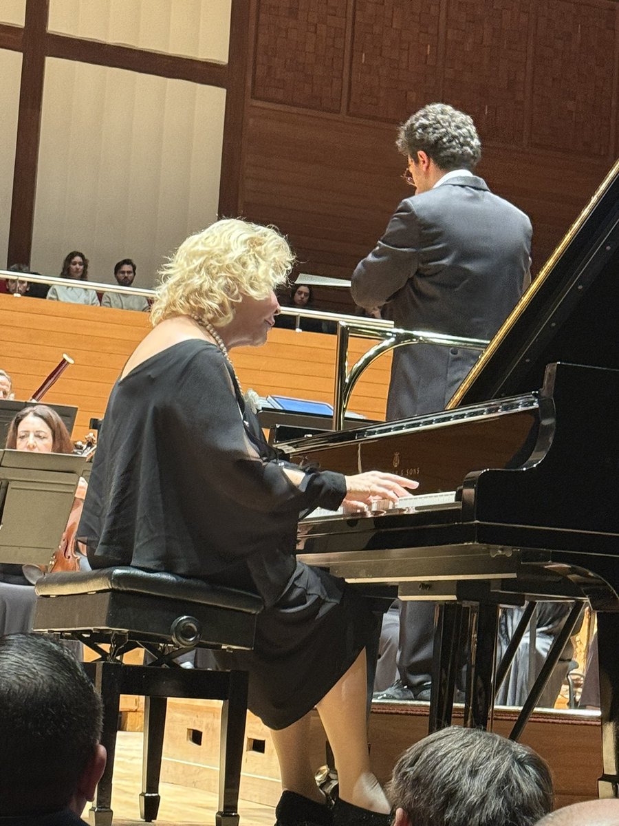 Dünyaca ünlü piyanistimiz, Devlet Sanatçımız Gülsin Onay; İzmir Devlet Senfoni Orkestrası DenizBank Konserleri’nde Mozart’ı Şef Tolga Atalay Ün ile birlikte yine büyüleyici bir yorumla sundu.
Her zamanki gibi şık, zarif ve sanat doluydu.
İzmir’de sanatın ışığı hiç sönmesin.