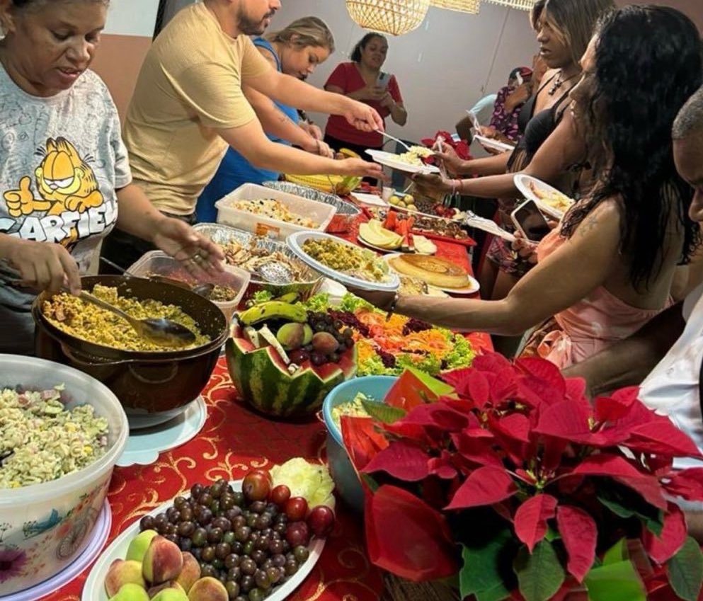 alinadurso's tweet photo. Esse é o primeiro ano que não iremos conseguir entregar o natal da casa florescer 2 que entregamos todos os anos

Já estamos na metade de dezembro e os apoios são insuficientes para realizar a ceia delas

temos um pingo de esperança e precisamos de vos

Pix: traviarcado@gmail.com https://t.co/00EWXBhAXu