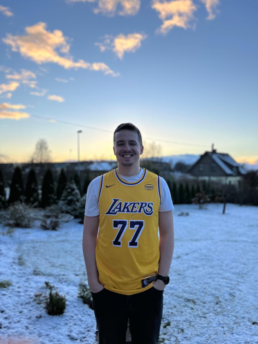 Šis ir džeks… nē, šis ir menedžeris, kurš Latvijas dzimšanas dienas spēlē uzminēja, ka Nikola Jokičs neiegūs 30 punktus, 15 atl. bumbas, 10 piespēles un 2 pārtv. bumbas 🏀🇱🇻
Apsveicam LFL menedžeri Emīlu ar uzvaru NBA konkursā. Savā īpašumā viņš ieguvis Luka Dončiča kreklu 💎