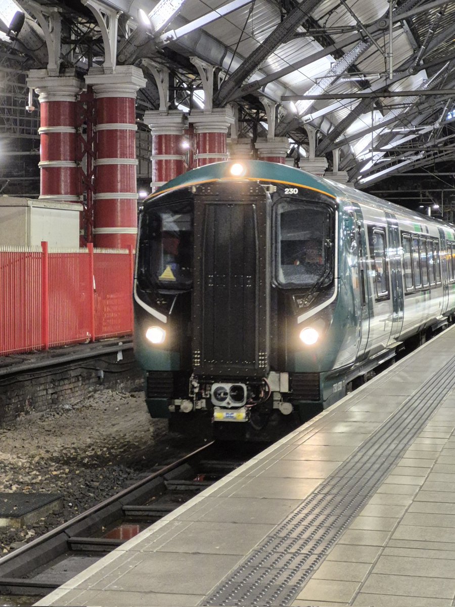 Westfield113594's tweet image. 730 230 coming into Liverpool Lime Street early on  12th December 2025 my pics (and train I got)
#class730 #LiverpoolLimeStreet #trains