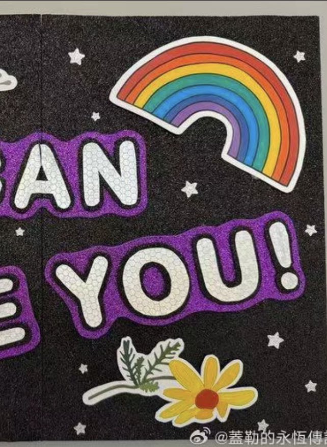 it being the EXACT daisy cut out on the poster is diabolical 😭 taylor saw that and made sure to add it in the episode LMFAOO