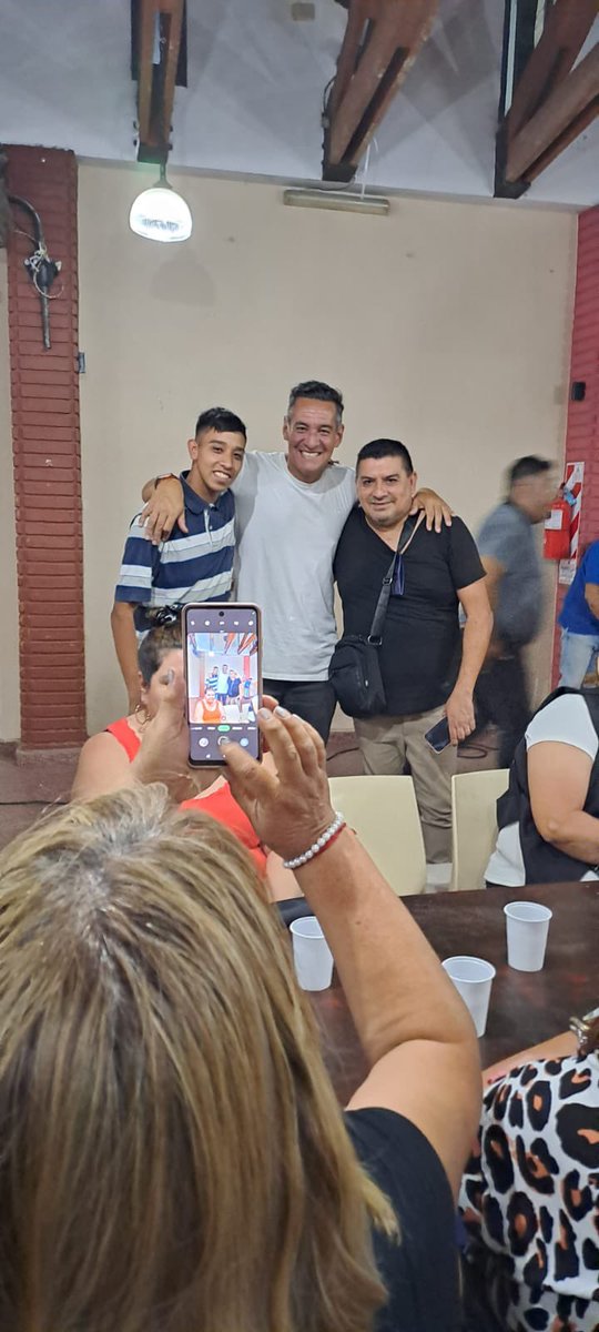 🥂Despidiendo el 2025, sabiendo que lo que vendrá no será próspero, con un gobierno que sigue ajustando al pueblo argentino, sin un proyecto de desarrollo industrial y comercial, que genere mano de obra.
No hay que bajar los brazos y brindamos por todos los argentinos.🥂