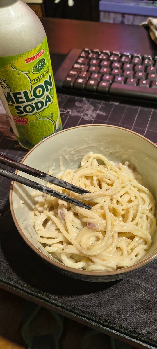 Soy la única rara que se come los espaguetis con palillos como si fuera ramen? 🤣