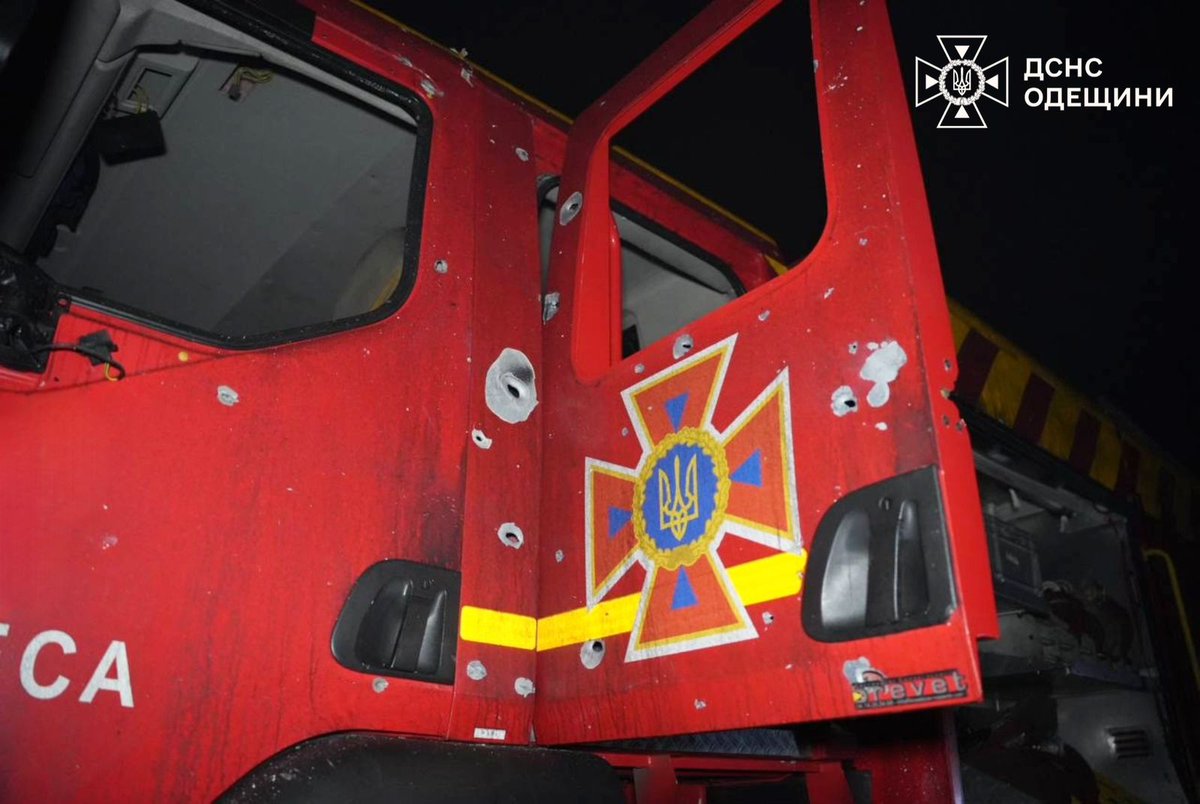 SESU_UA's tweet image. #Одещина: сьогодні під час ліквідації наслідків російської атаки окупанти підступно завдали повторного удару

На щастя, у момент ураження вогнеборці перебували в укритті. Пошкоджена пожежна техніка підрозділу ДСНС.