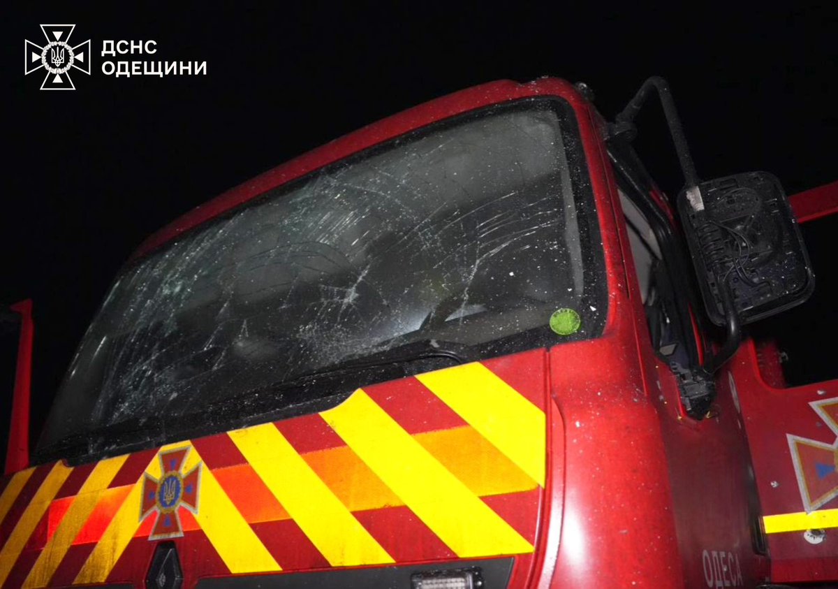 SESU_UA's tweet image. #Одещина: сьогодні під час ліквідації наслідків російської атаки окупанти підступно завдали повторного удару

На щастя, у момент ураження вогнеборці перебували в укритті. Пошкоджена пожежна техніка підрозділу ДСНС.