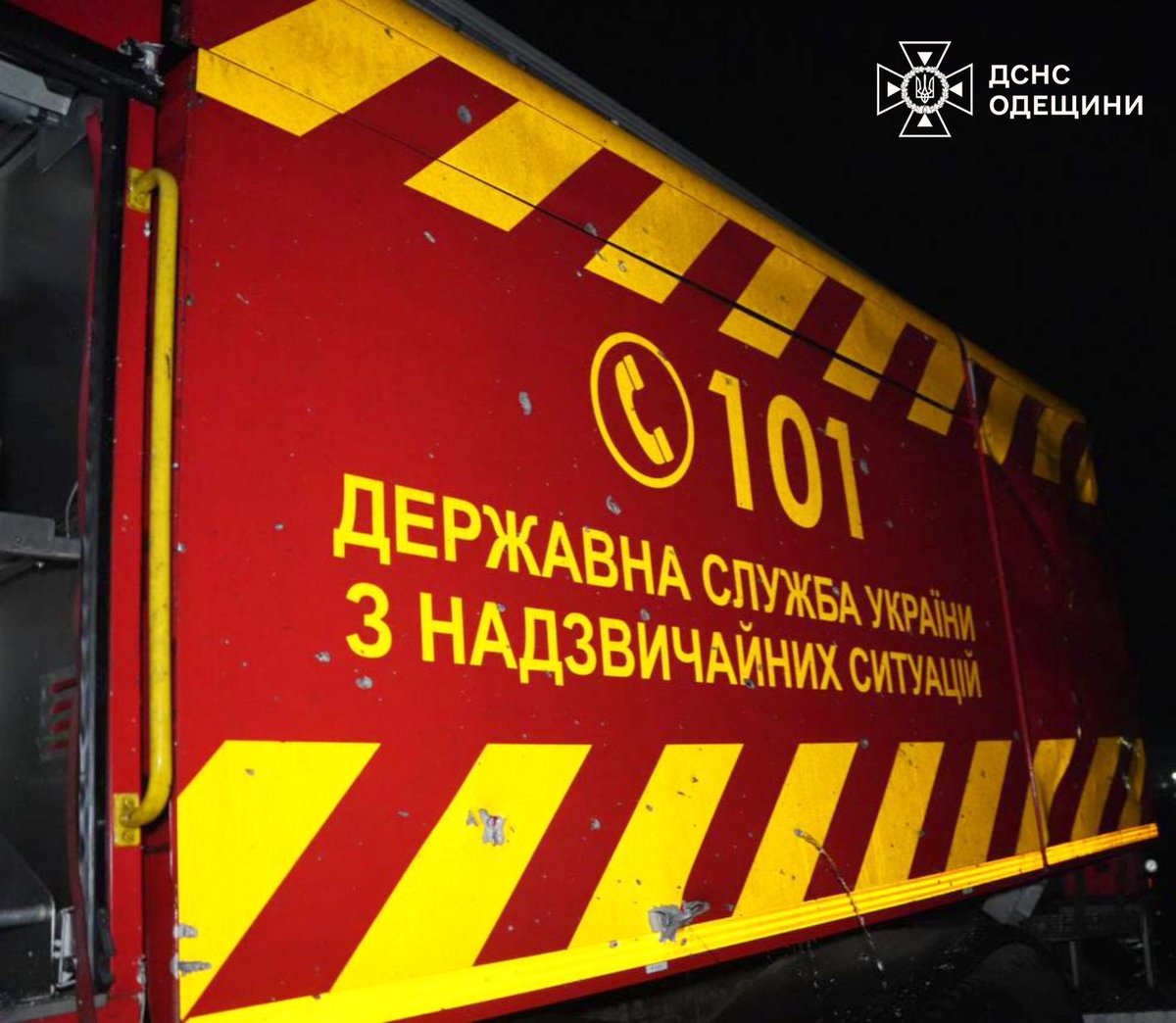 SESU_UA's tweet image. #Одещина: сьогодні під час ліквідації наслідків російської атаки окупанти підступно завдали повторного удару

На щастя, у момент ураження вогнеборці перебували в укритті. Пошкоджена пожежна техніка підрозділу ДСНС.