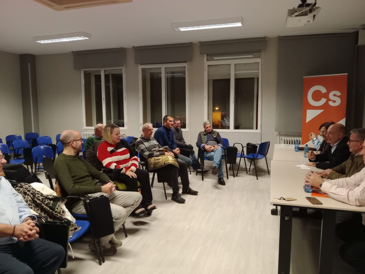 Asamblea de <a href="/Cs_Aragon/">Ciudadanos Aragón</a> <a href="/CiudadanosCs/">Ciudadanos 🇪🇸🇪🇺</a> comentando la situación política en #Aragón y las próximas Elecciones Autonómicas