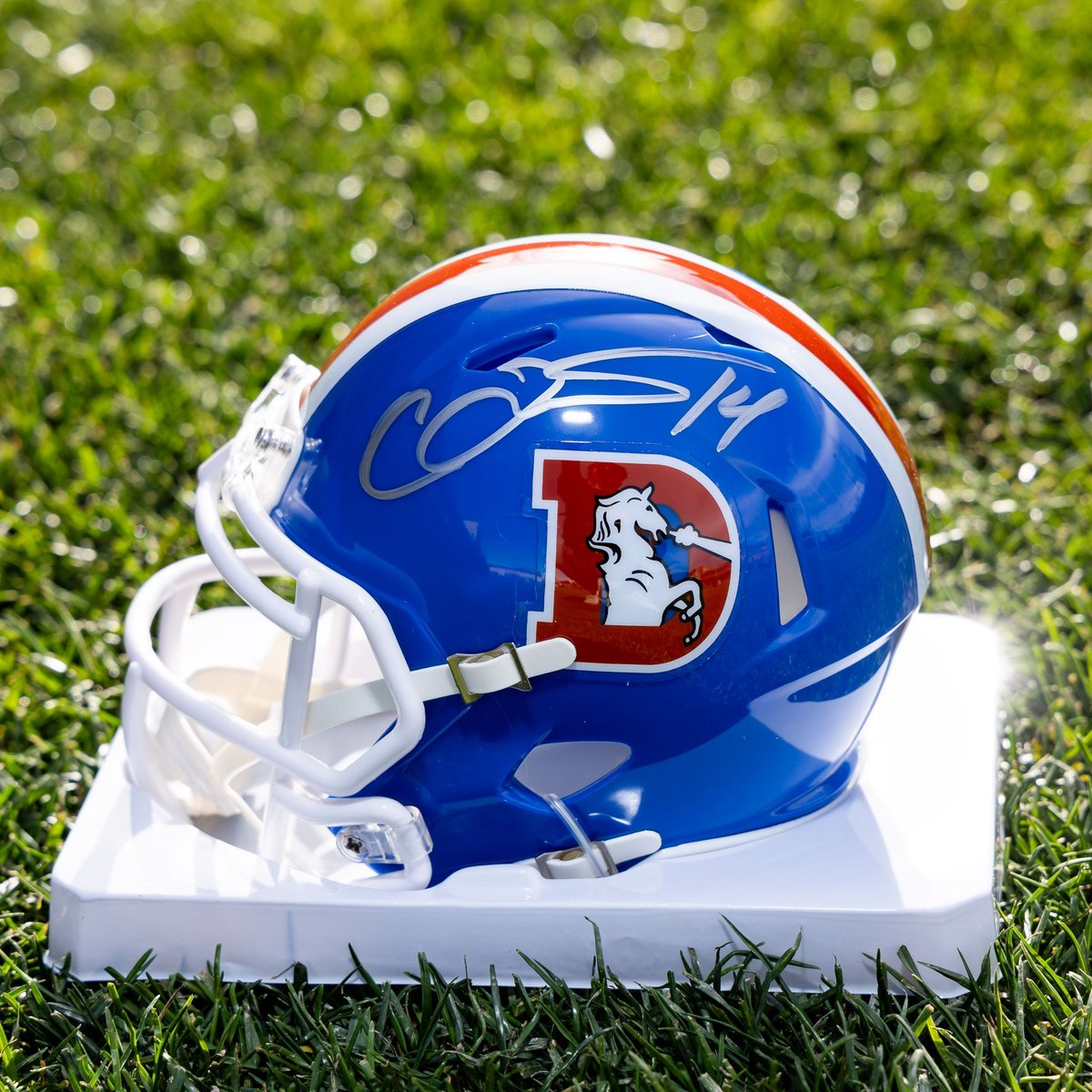 🚨 #ProBowlVote Giveaway 🚨
RT to vote for @SuttonCourtland and a chance to win a ✍️ mini helmet!
