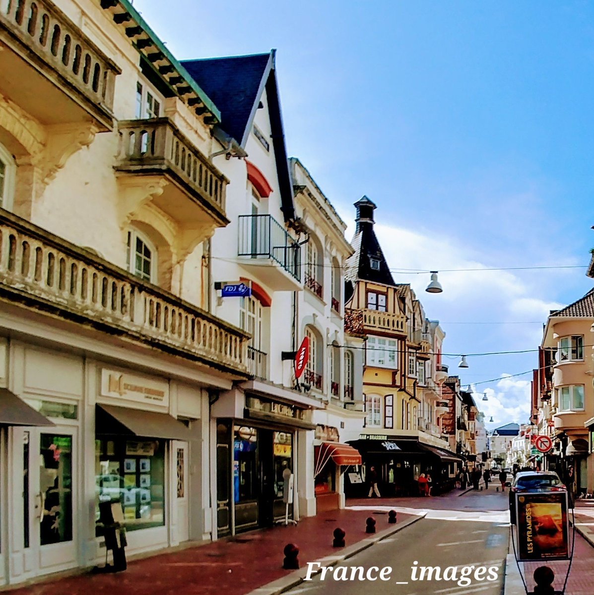france_images's tweet image. A street  in Le Touquet Paris Plage 

 #France 🇨🇵 #travel our #PhotoofTheDay buff.ly/4dUVixy