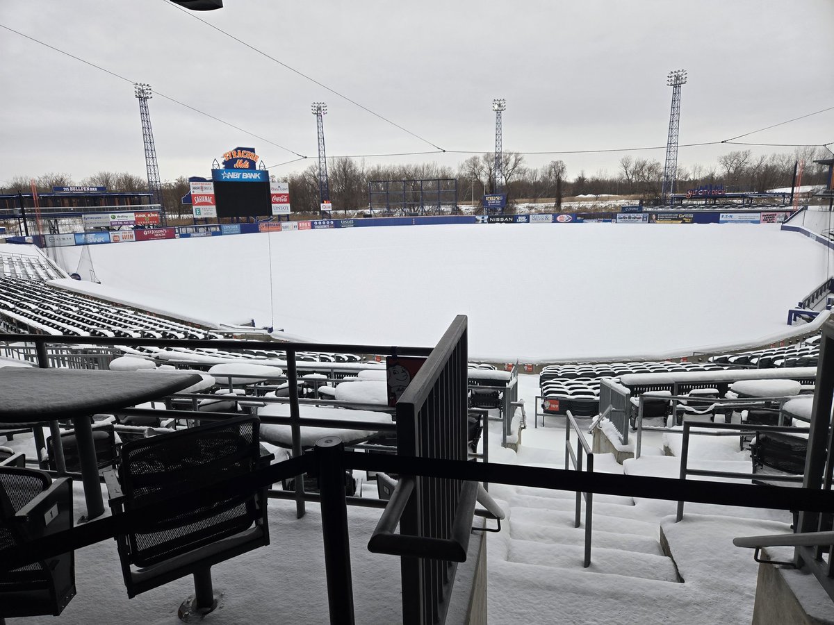 Can't tell if it's December or opening day in April