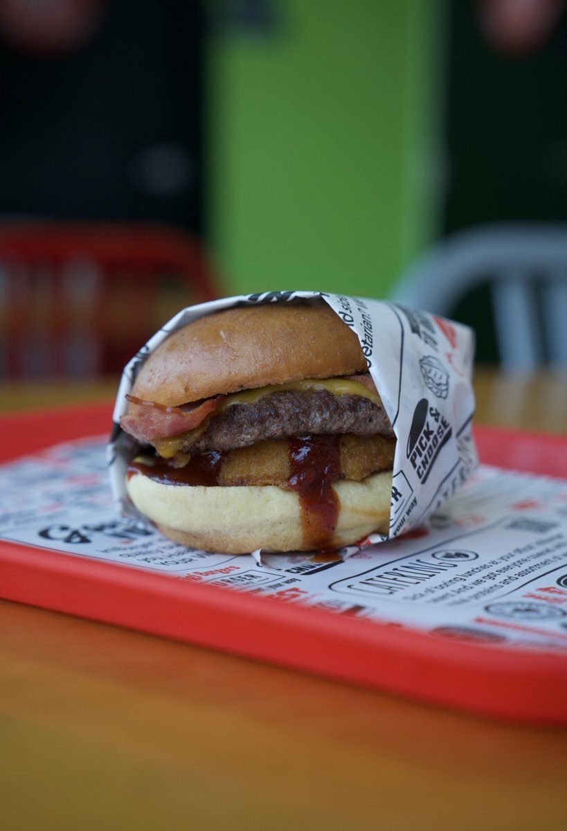 ini_burger's tweet photo. It’s officially Friday! Stop by iniburger to try some of our delicious burgers. Always made to your liking, always 100% fresh, always 100% halal. 
-
#halal #bayarea #foodie https://t.co/L24pCrzpJp