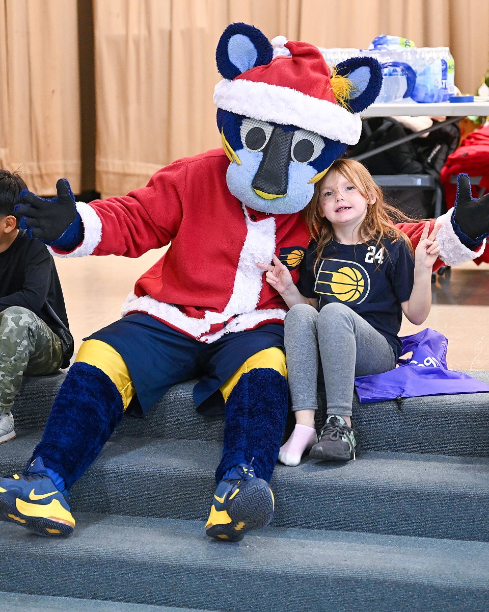 We spent Friday morning with Kroger passing out sneakers and toys to students at @IPSSchools 46 for our 21st annual Toy & Shoe Giveaway!
Every student in the school went home with a new pair of shoes and a toy for the holidays 👟🎁