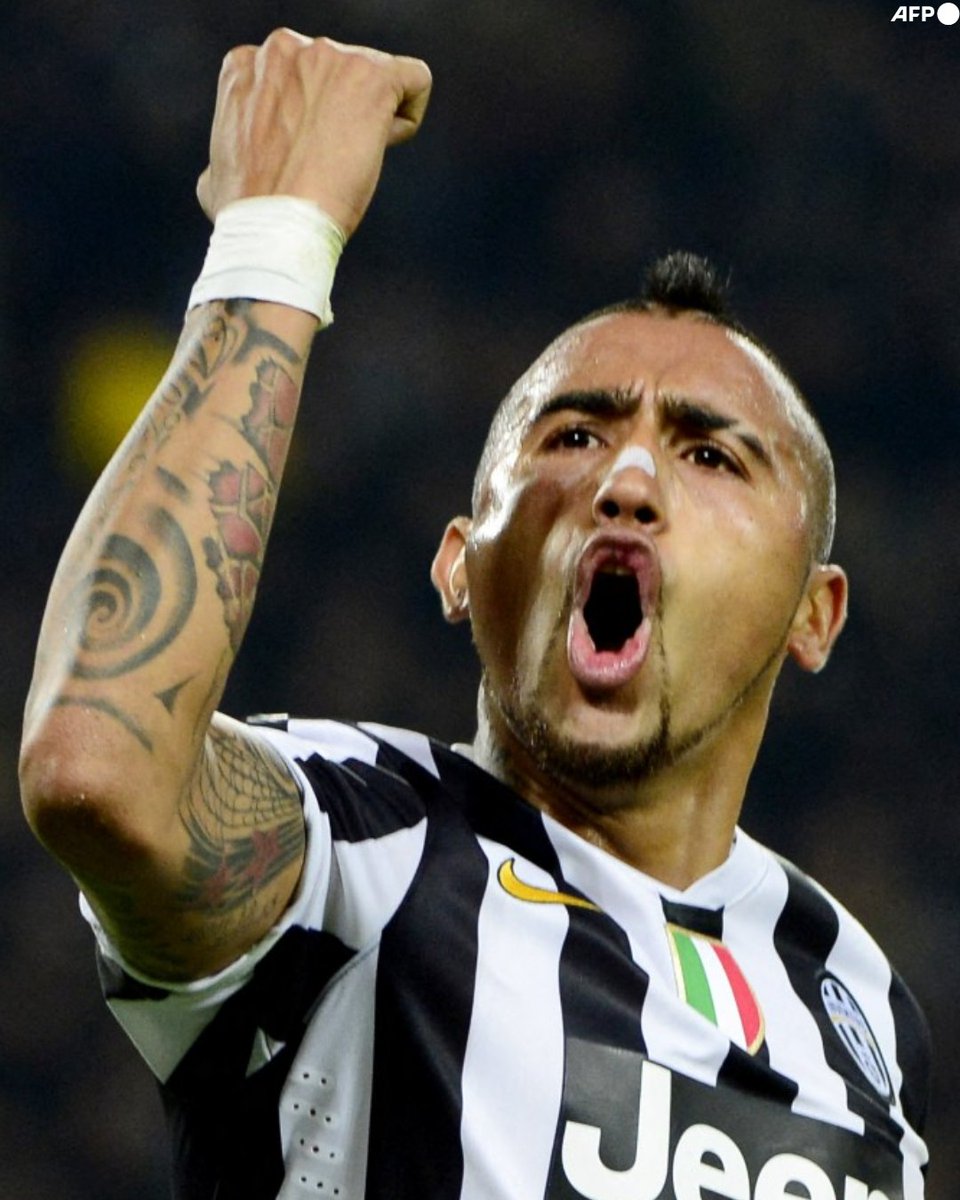 InvictosSomos's tweet photo. Nunca es un mal día para recordar la etapa de Arturo Vidal con la Juventus de Turín. Su versión más ofensiva. Su prime. En sus días con La Vecchia Signora, El Rey de Chile firmó ¡¡48 GOLES Y 25 ASISTENCIAS!! en 171 partidos disputados, ganando 7 títulos (4 veces campeón de Italia en 4 años) y siendo finalista de Champions League. Siempre que se hable de Vidal se le tiene que recordar como un todoterreno histórico y como uno de los mejores mediocampistas de la época. LEYENDA SUDAMERICANA.