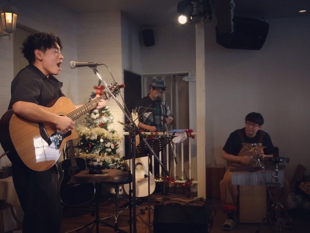 MOJO_MOJA's tweet photo. 次回は年明け!
1月24日(sat)の日中です!!
いつものオープンマイクとは違う雰囲気を、お楽しみ下さい!
#mojomoja #モジョモジャ
#openmic #オープンマイク
#弾き語り
#ハル #ハルの日 #Haru_no_Hi
#Live_digest #ライブ写真 https://t.co/6iaFwkkIw2