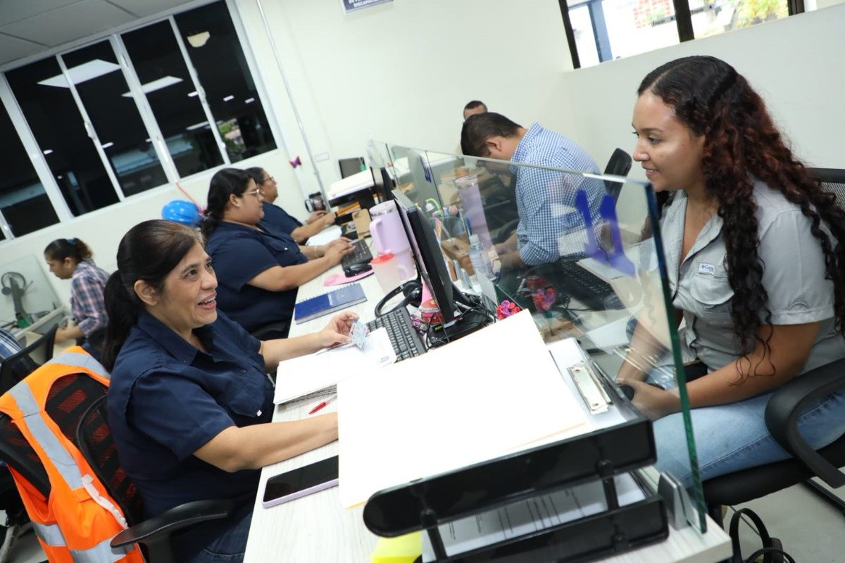 eccosv's tweet image. Ministerio de Trabajo impulsa nuevo Lunes de Empleo

Bajo la dirección del Ministro de Trabajo, @RolandoCastroSv, el Ministerio de Trabajo desarrollará un nuevo Lunes de Empleo, enfocado en generar oportunidades laborales y fortalecer el vínculo entre empresas y trabajadores.