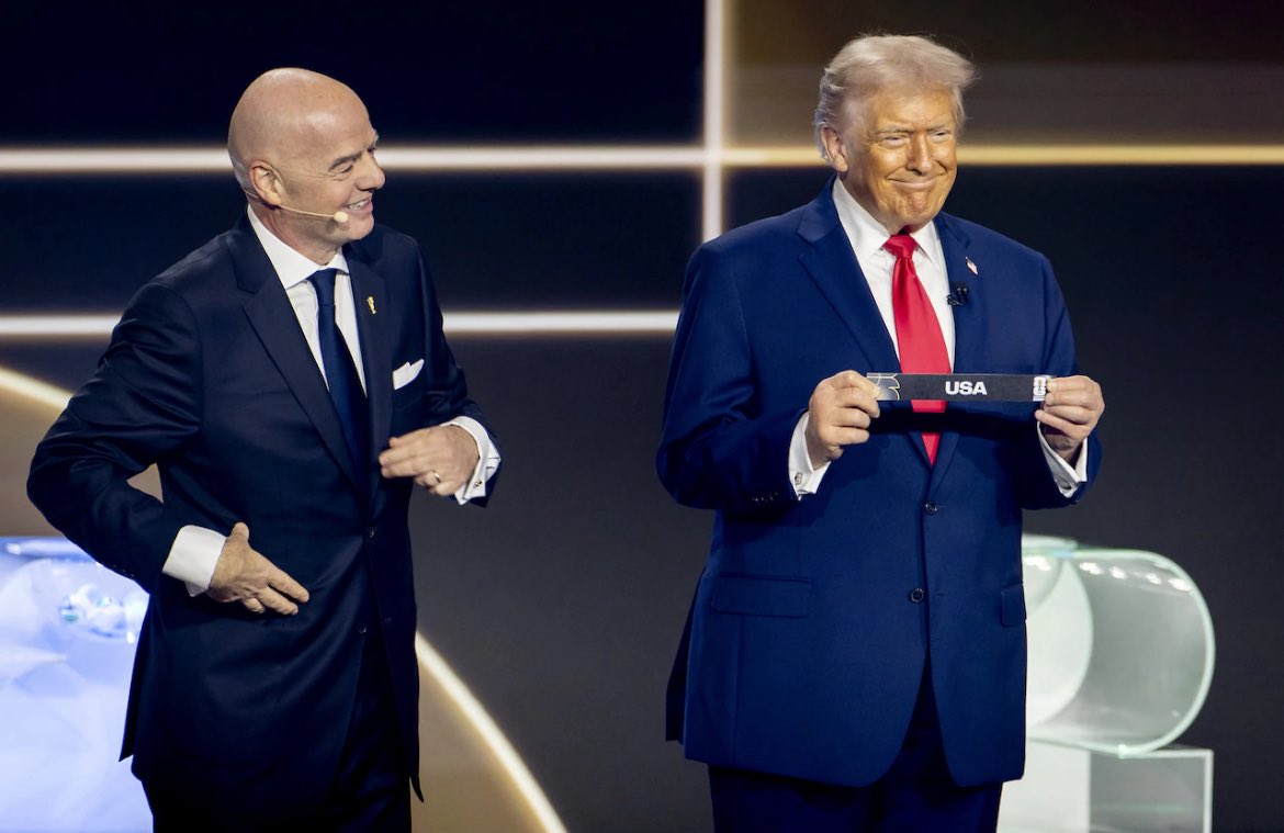In wiskunde = min x min : plus. In het echte leven is de uitkomst: dubbel zo walgelijk. En dus zijn tickets voor het WK voetbal deze zomer duurder dan ooit. #infantino #trump