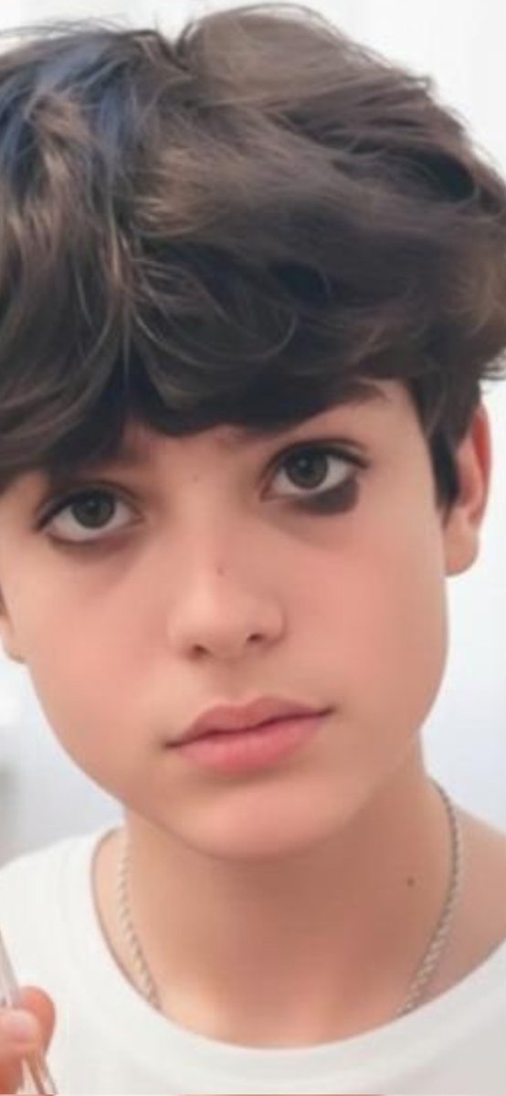 AylinYildiz7701's tweet photo. 🦋🦋💙 Adalat diye nelerden medet umuyoruz bizim ne işimiz var burada. Bu çocuğun ne işi var her yerde. Neden çocuklar katledilirken suskun kalıyoruz. Neden kimse dur demiyor olanlara. Neden Ahmet evinde değil? Neden Adalete dilenir olduk.  Neden Neden? Neden? https://t.co/OGWA9jiN52