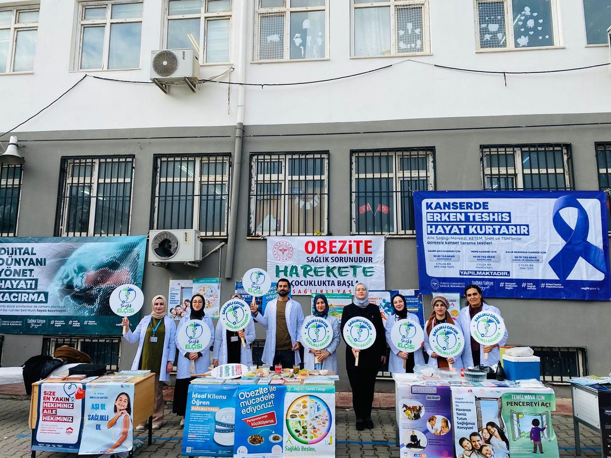 bozovakaymakam's tweet photo. Sağlık Bakanlığı ile Milli Eğitim Bakanlığının iş birliğiyle yürütülen “Sağlıklı Çocuk, Sağlıklı Gelecek” programı kapsamında İlçemiz Atatürk İlköğretim Okulunda öğrenim gören öğrencilerimize yönelik bilgilendirme etkinlikleri gerçekleştirildi.
Program çerçevesinde kurulan stantlarda öğrencilere;
✅ Ağız ve Diş Sağlığı
✅ Uyuz ve Kuduz Hastalıkları
✅ Beslenme ve Fiziksel Aktivite
✅ Hijyen
✅ Aile Hekimliği Tanıtımı
✅ UMKE Tanıtımı
✅ 112 Acil Eğitimi
✅ Ambulans Tanıtımı konularında öğrencilerin bilinç düzeyinin artırılmasına yönelik uygulamalı anlatımlar ve tanıtımlar gerçekleştirilmiştir. @rozerozdemir