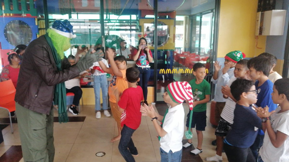 ✨El Trineo #Aeronaval llegó al Centro Educativo Nuevo Arraiján.
Donde compartimos una hermosa fiesta de Navidad junto a nuestra mascota El Grinch, niños, niñas y adultos, disfrutaron de momentos lleno de alegría y felicidad.🎄