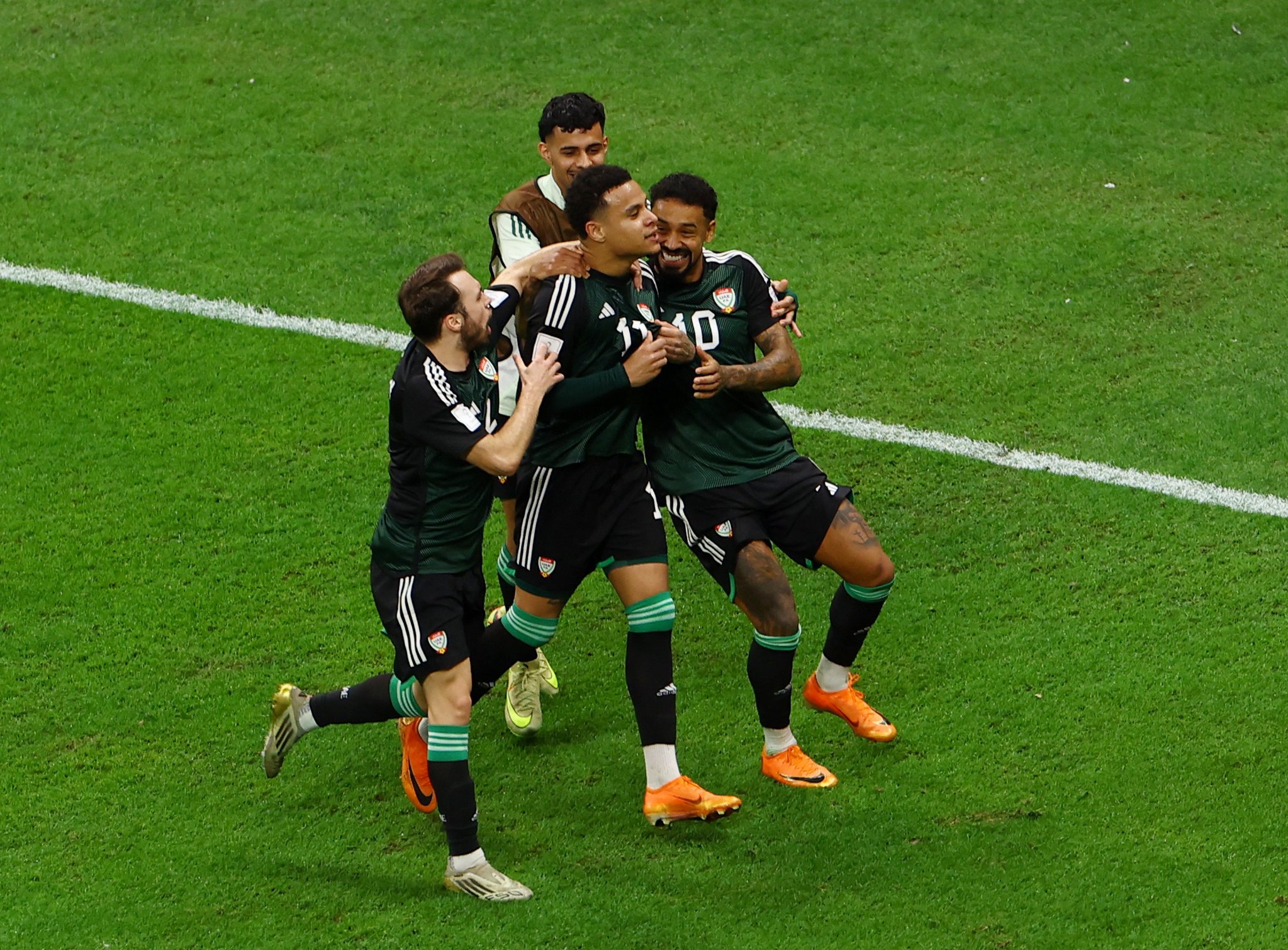 منتخب الإمارات إلى نصف نهائي كأس العرب بعد الفوز على الجزائر بركلات الترجيح. #الشارقة24 