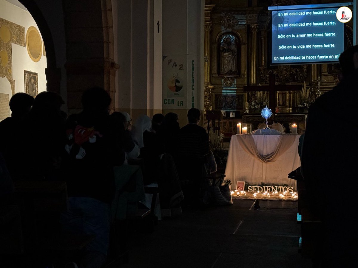 IglesiaEnLeon's tweet photo. 👉🏼 La ⛪ #Parroquia de Santa Ana acoge un nuevo 🫂 #encuentro de🚰 ✝ '#Sedientos, jóvenes que tienen sed de ti' organizado por 🩵 @pasjuleon con ⚪🕯️ #adoración al Santísimo Sacramento tras la 🗣 #formación sobre 'El Año Litúrgico: El Adviento'. https://t.co/RQSq8ZdYCe