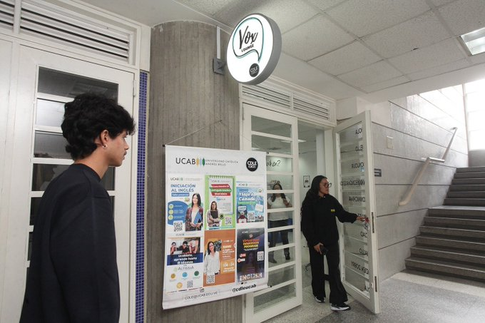 enlaucab's tweet photo. El #CDLEUCAB busca promover en miembros de la comunidad #ucabista el desarrollo de competencias comunicacionales e interculturales en otros idiomas basándose en estándares medibles e internacionalmente comparables.
Mantente atento de su oferta en📎 https://t.co/edyEyYwmOG https://t.co/aj6vk9dq0r