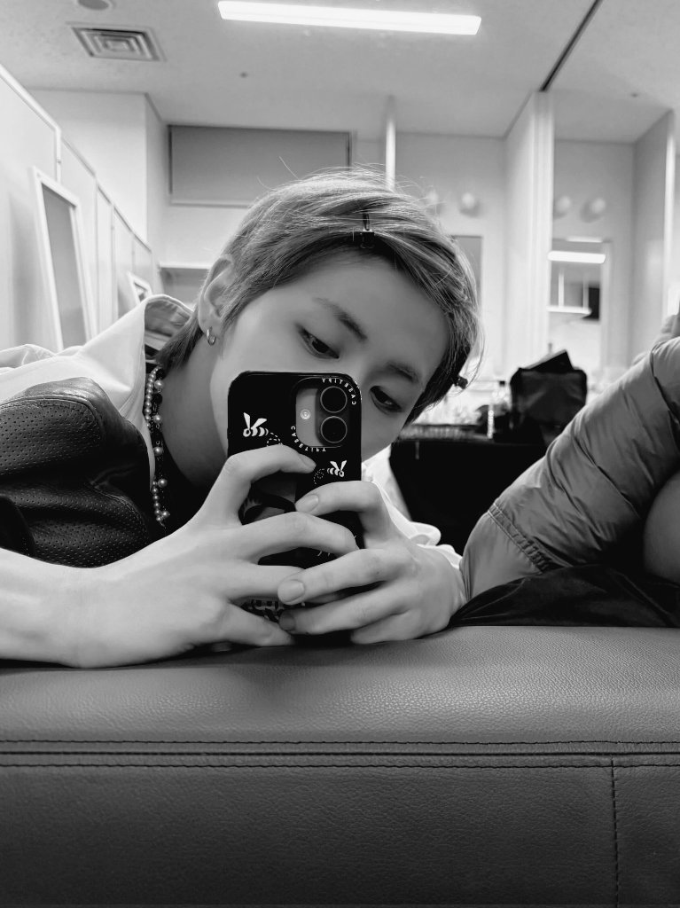 Taesan-zip.⠀: In a peaceful moment behind the scenes, wrapped in cozy layers, I held my phone and relaxed between tasks. Here, time seemed to slow down—quiet and gentle—allowing me to savor the stillness before life picked up again.