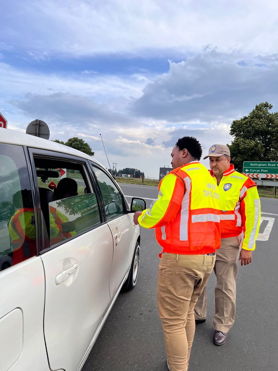 UmngeniLocal's tweet image. The Deputy Mayor of uMngeni Municipality, Sandile Mnikathi, led the welcoming roadblock in Nottingham Road this afternoon with uMngeni law enforcement officials. uMngeni Municipality is festive season ready!
#MakingProgressTogether
#SafetyStartsWithYou
