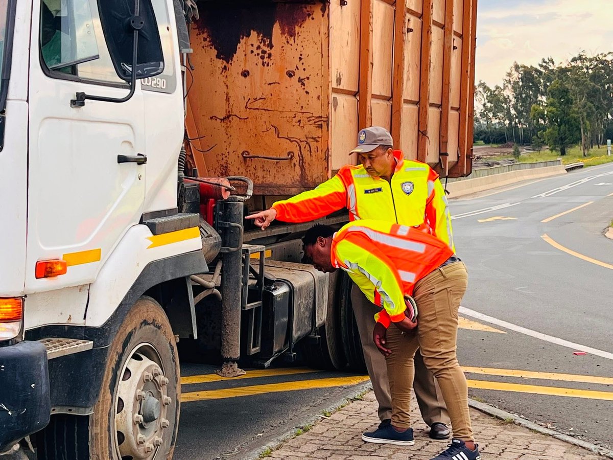 UmngeniLocal's tweet image. The Deputy Mayor of uMngeni Municipality, Sandile Mnikathi, led the welcoming roadblock in Nottingham Road this afternoon with uMngeni law enforcement officials. uMngeni Municipality is festive season ready!
#MakingProgressTogether
#SafetyStartsWithYou