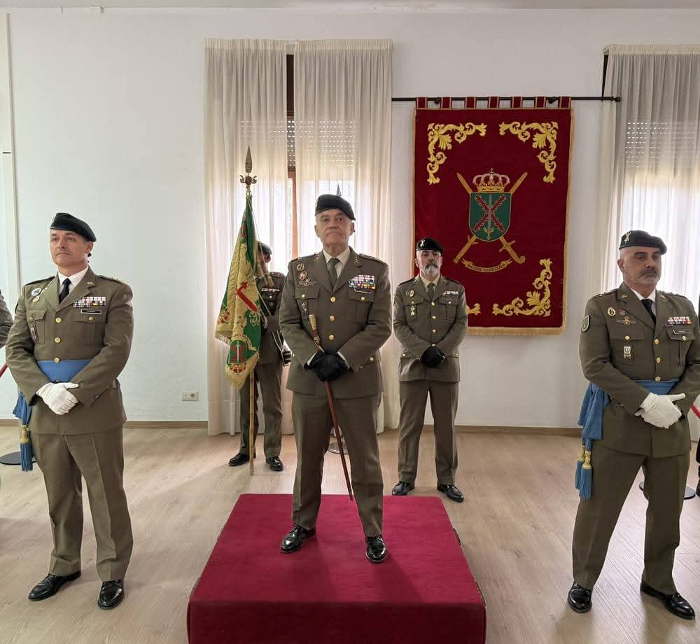 FUTER_ET's tweet photo. Relevo de la Jefatura del Estado Mayor del Cuartel General de la División Castillejos #DIVCAS.
El coronel Javier Placer Santos asume el reto de preparar el Cuartel General como mando de componente terrestre de la ARF, siendo esta la primera prioridad del ET.
#SomostuEjército https://t.co/E9Bjo62G0A