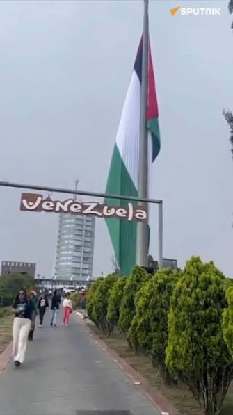 ¿Bajar la bandera de Venezuela de El Ávila y subir la bandera Palestina, no te da una pista de algo?

El acto de bajar una bandera e izar otra en su lugar casi siempre significa:
“Este territorio (o esta institución) ya no está bajo el control o autoridad del anterior poder.
