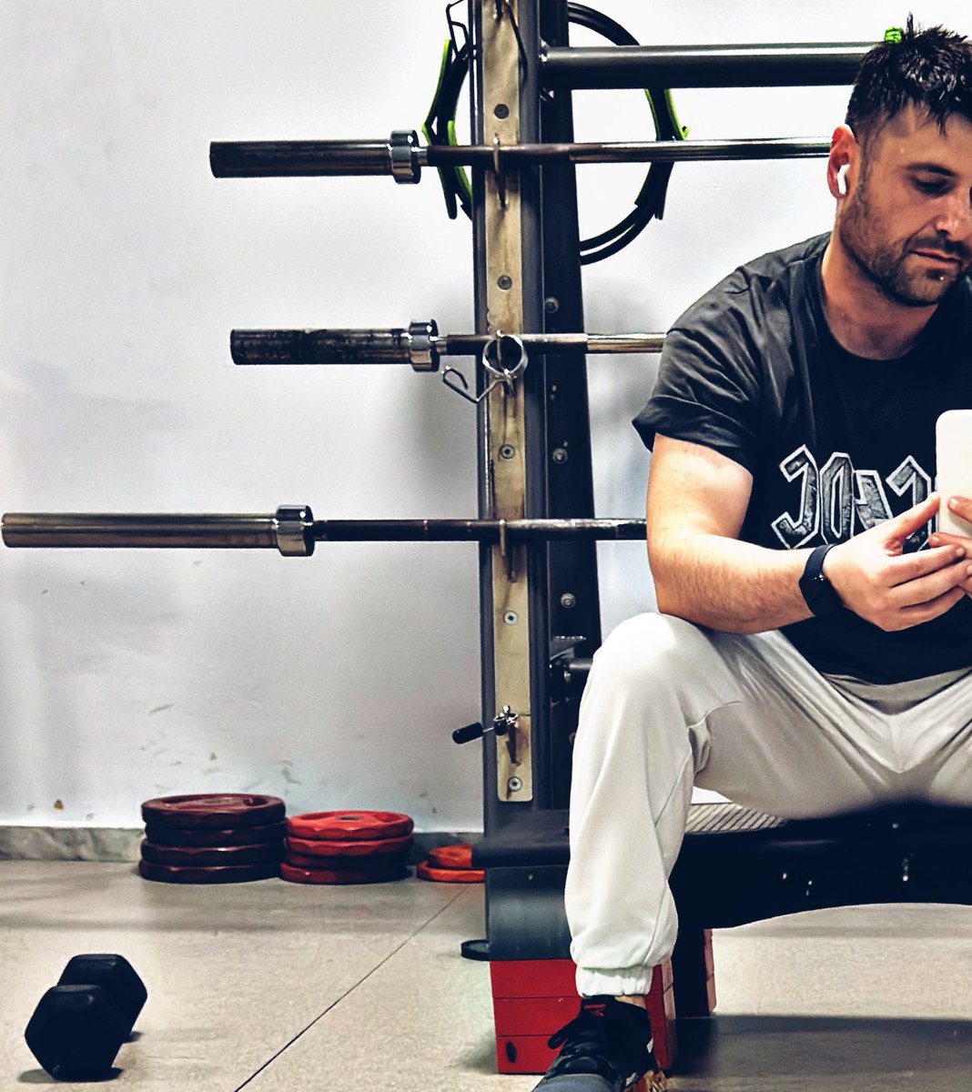 να εγώ θα κάτσω εδώ με τη νεολαία, ωπαλάκια