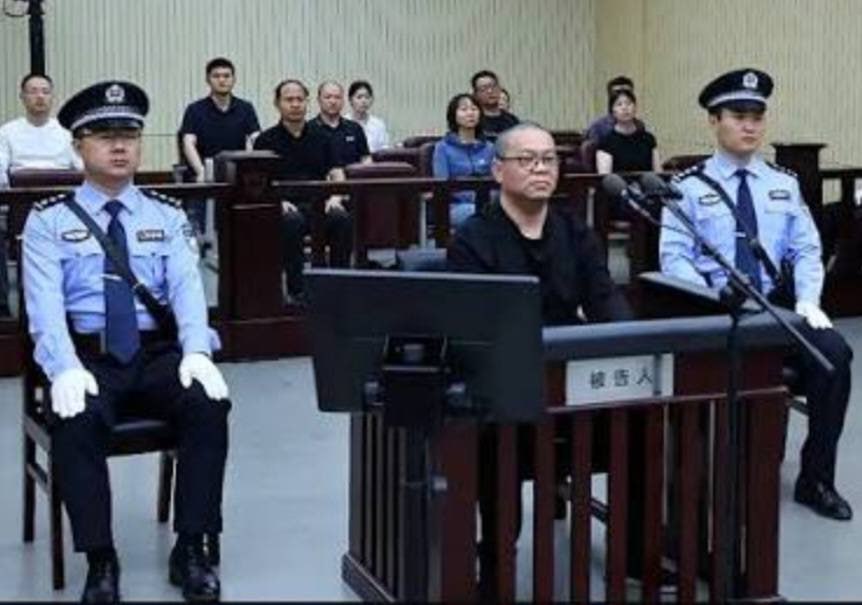 China ejecutó ayer al banquero Bai Tianhui, exdirector general de la empresa estatal China Huarong Holdings, por aceptar sobornos por valor de más de 1.080 millones de yuanes (unos 155,6 millones de dólares). La condena fue el 2024
Los chinos no andan jugando como en #BOLIVIA.