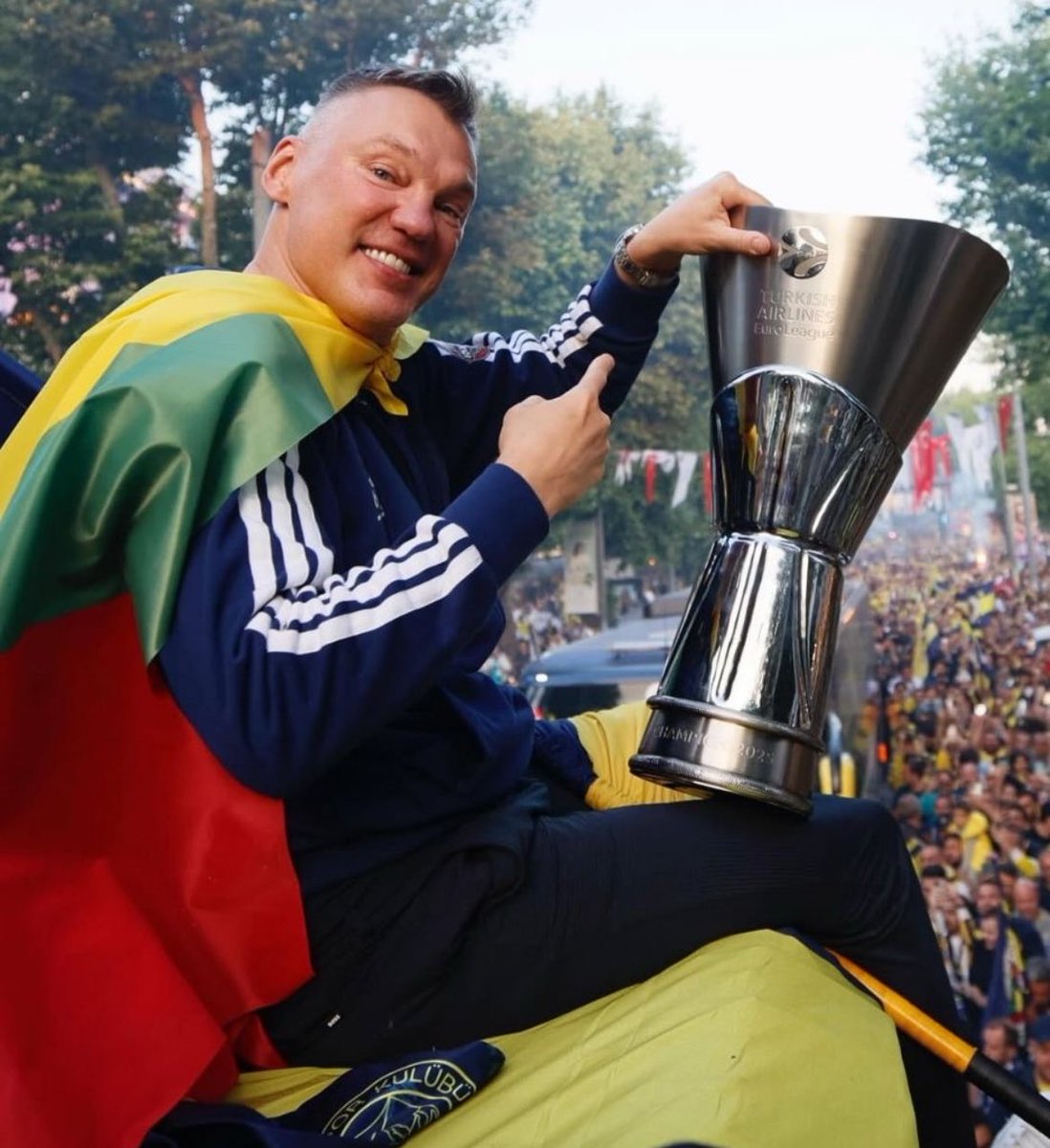 Son finaliste karşı deplasmanda 17 sayıdan dönüp kazandı.
Çünkü o son şampiyon. 🙂