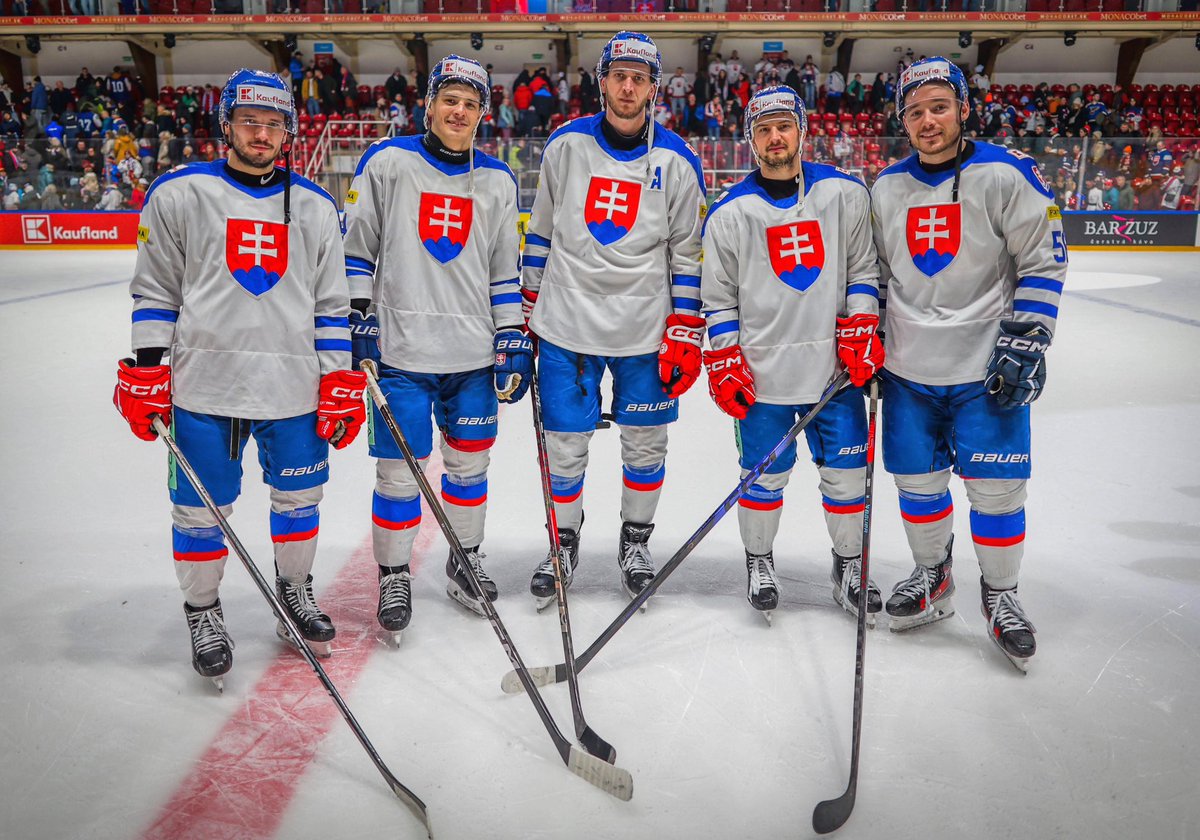 🇸🇰 Naši reprezentanti pomohli Slovensku k triumfu na domácím Vánočním Kaufland Cupu, dvěma góly se proti Lotyšsku blýskl <a href="/PHrehorcak/">Patrik Hrehorčák</a>!