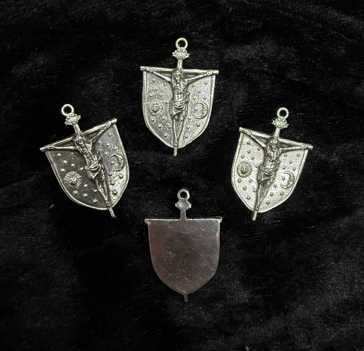 ⚫️ 𝐌𝐄𝐃𝐀𝐋𝐋𝐈𝐓𝐀𝐒 𝐃𝐄𝐋 𝐒𝐄Ñ𝐎𝐑 ⚫️
Se encuentran disponibles en la casa de Hermandad medallitas de plata del Señor de Ánimas. Estas, de un tamaño de 3x2 cm, muestran a la perfección la imagen de nuestro Titular. Si está interesado, contacte con las redes de la Hermandad.