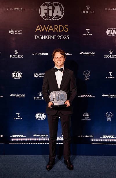 Oscar con su trofeo! ❤️‍🩹