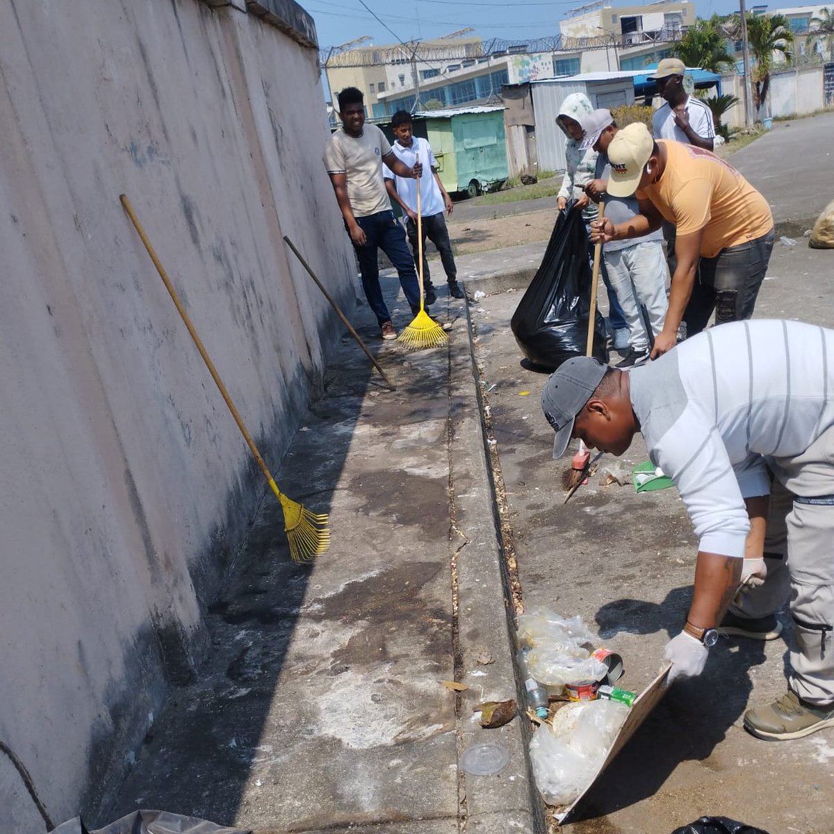 MIT_Ecuador's tweet photo. #Esmeraldas | #JóvenesEnAcción apoyan en las labores de limpieza y recolección de desechos en el Puerto Pesquero Artesanal, en coordinación con el #MAGAP.  

✅ Acciones conjuntas que fortalecen nuestro compromiso con el territorio.  

#ElNuevoEcuador https://t.co/SXVAjNSYGu