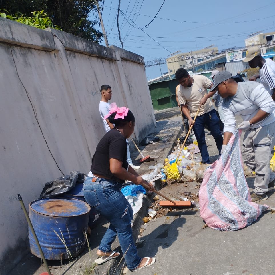 MIT_Ecuador's tweet photo. #Esmeraldas | #JóvenesEnAcción apoyan en las labores de limpieza y recolección de desechos en el Puerto Pesquero Artesanal, en coordinación con el #MAGAP.  

✅ Acciones conjuntas que fortalecen nuestro compromiso con el territorio.  

#ElNuevoEcuador https://t.co/SXVAjNSYGu