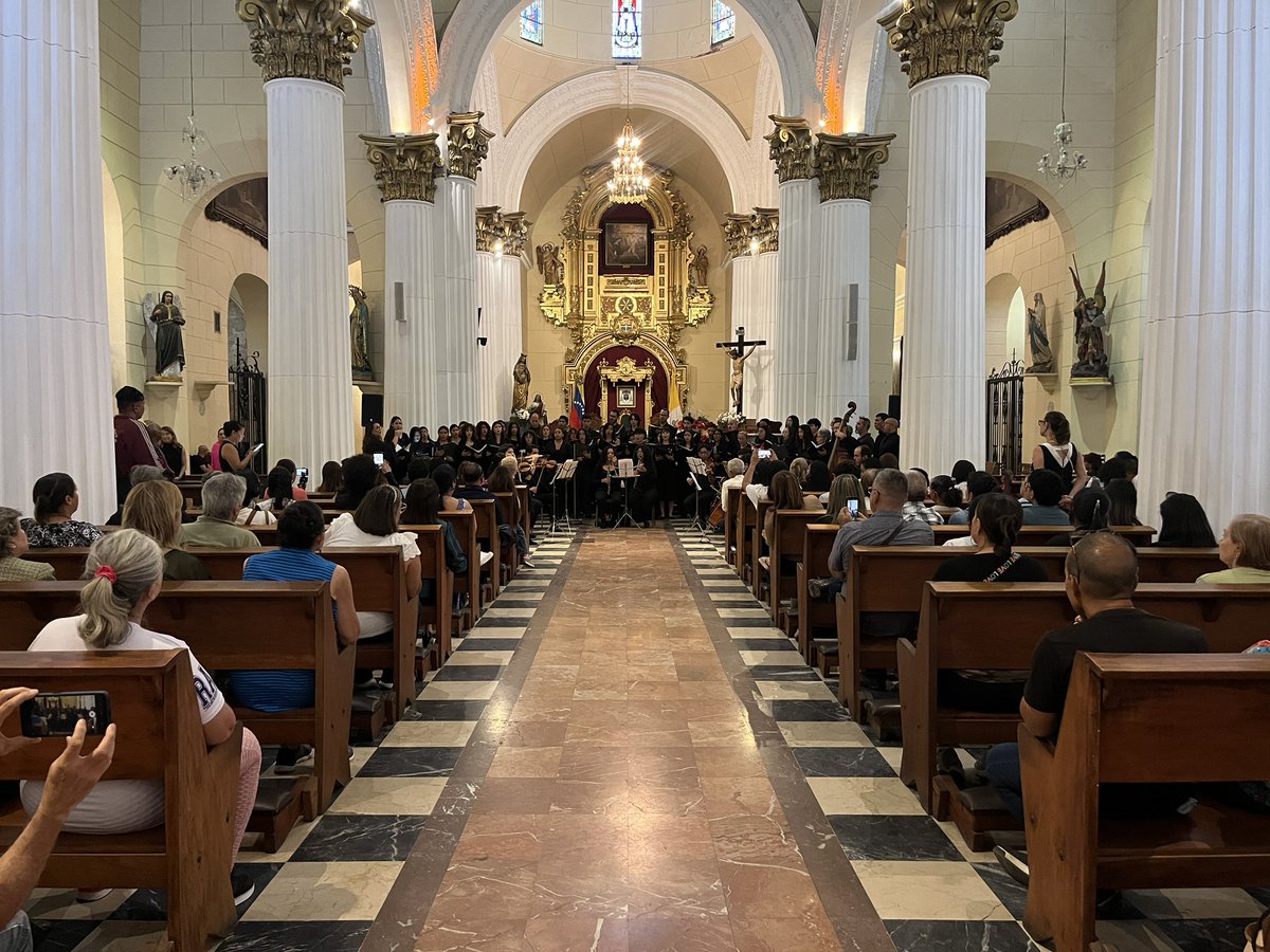 #Ahora Desde la Catedral de Valencia “Nuestra Señora del Socorro” damos inicio al Concierto Clásico de Navidad UC 2025.