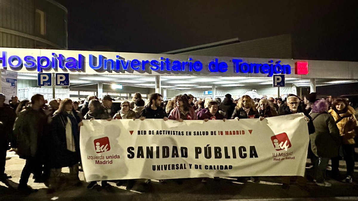 Con todos los escándalos q se van conociendo sobre la gestión privada del #HospitalTorrejón, esta tarde las compañeras de <a href="/IU_Madrid/">IU Madrid🔻</a> <a href="/SaludIU_Mad/">Salud IU Madrid</a> nos concentramos con las torrejoneras y torrejoneros exigiendo el fin de tanta corrupción sanitaria y en defensa de la #SanidadPública