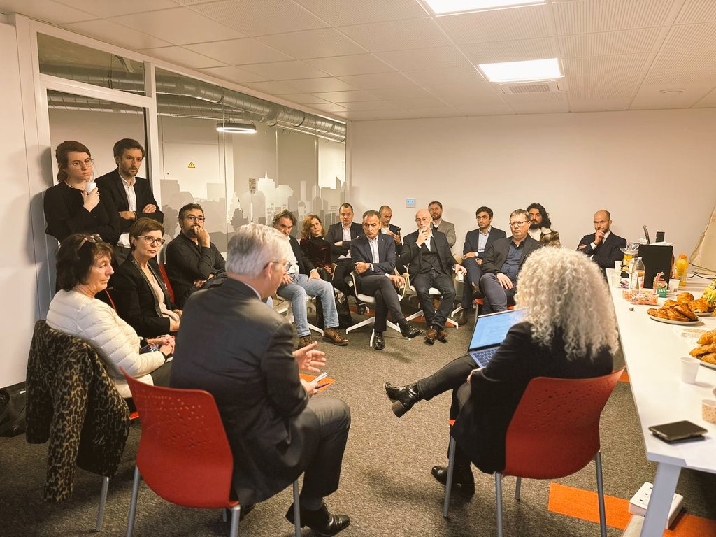 fredvalletoux's tweet image. Rencontre avec des entrepreneurs du territoire chez #EiffageConstruction à #Avon avec @MEDEF77.

Les entreprises font face à une forte incertitude pour 2026. L'inquiétude est réelle et ces échanges avec le monde économique du sud Seine-et-Marne sont essentiels pour moi.
#EnCirco