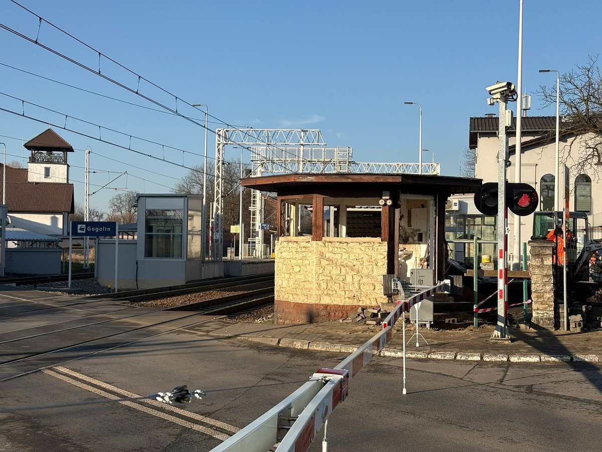 Eurorails_pl's tweet photo. 🚨 Budka dróżnicza w Gogolinie zostanie rozebrana!
Budka stoi tu niemal od początku kolei w Gogolinie (od 1845 r.) Powstała ona równolegle z otwarciem linii łączącej Opole z Górnym Śląskiem.  
To ponad 180 lat historii😢
Powinna zniknąć? Co o tym sądzisz?
fot. Nasz Gogolin https://t.co/qHjkMvPUXb