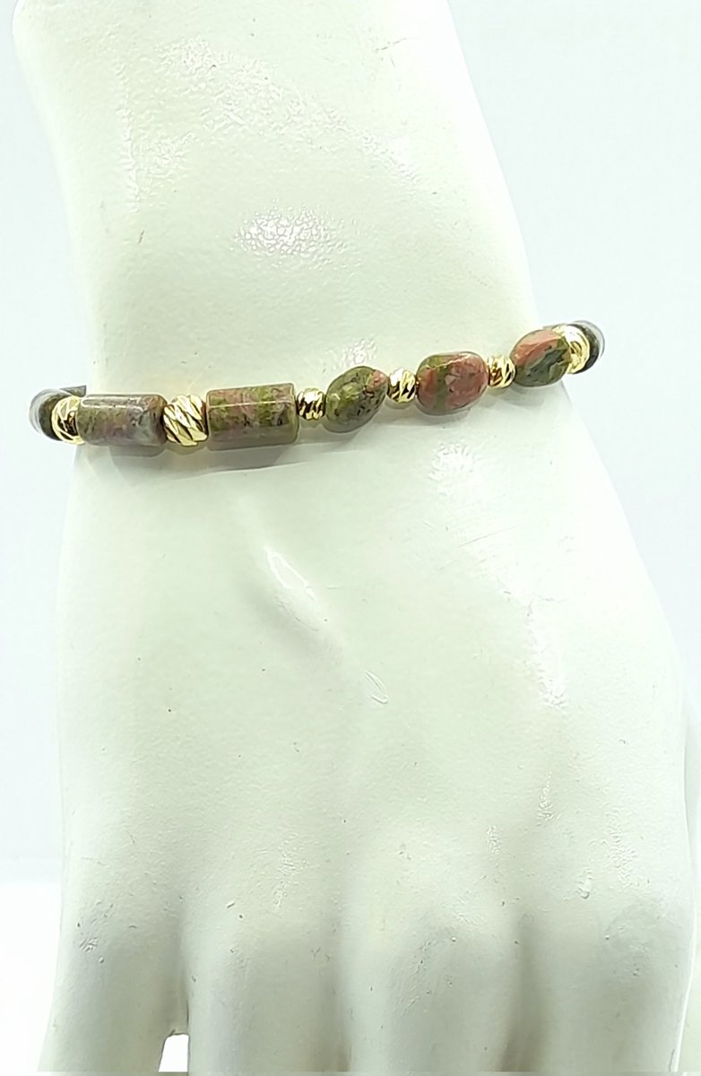 Silindir ve tımbıl kesim unakit taşlarını bir araya getirerek şık ve enerjisi yüksek bir kadın bileklik tasarladık.
Lastik misina üzerine özenle dizilen unakit taşları, dorika boncuklarla tamamladık ve bitirişini zirkon taşlı aparatla yaptık.