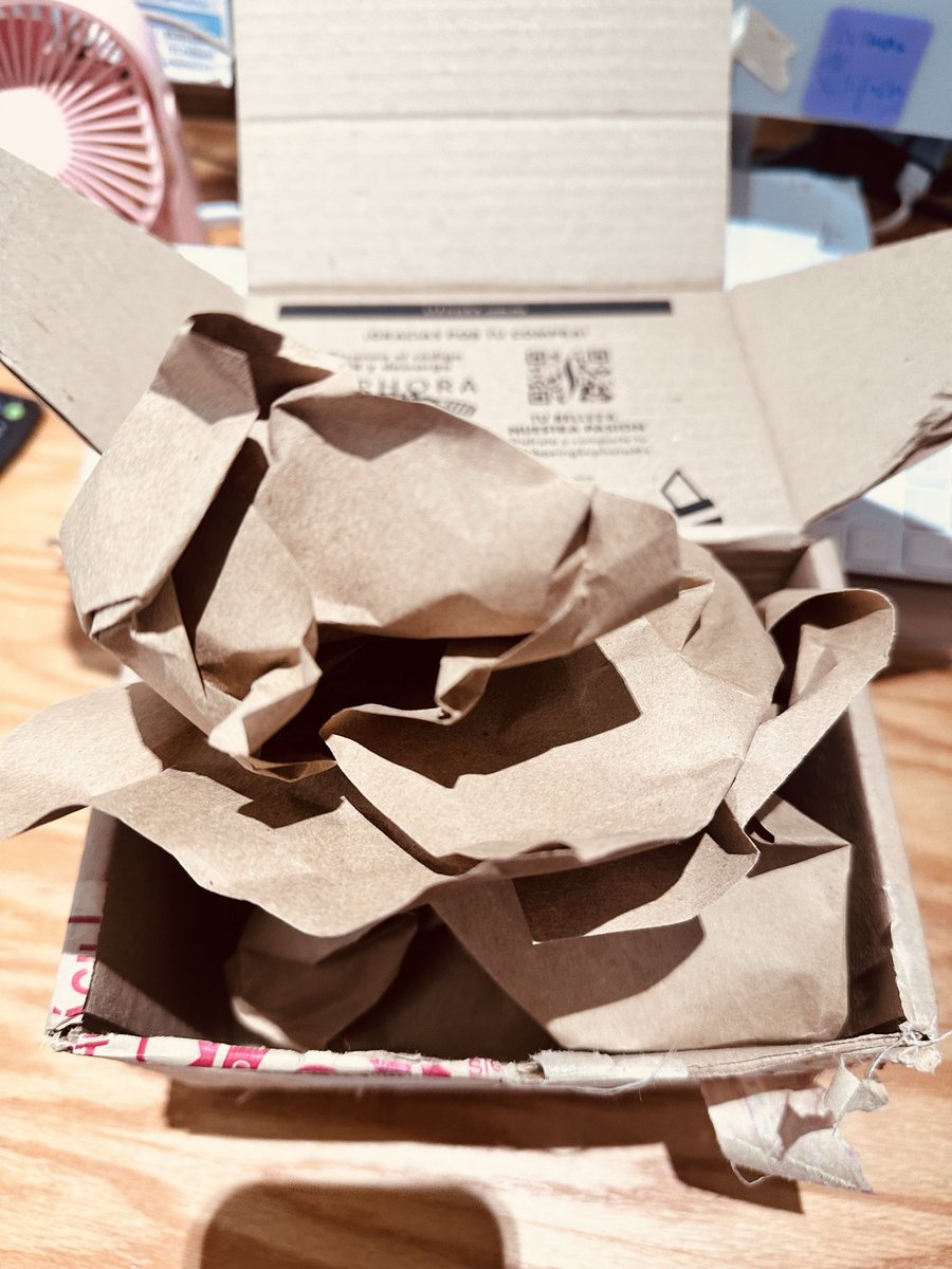 Akga1178's tweet photo. @SephoraMX quieren unboxing pues así de feo llegó mi pedido estamos en navidad y ni bolsa me mandaron que lo entregó en su papel feo y ni hablar de las muestras que antes daban $3,000 de compra y ni un chicle https://t.co/SHgVmTKQCA