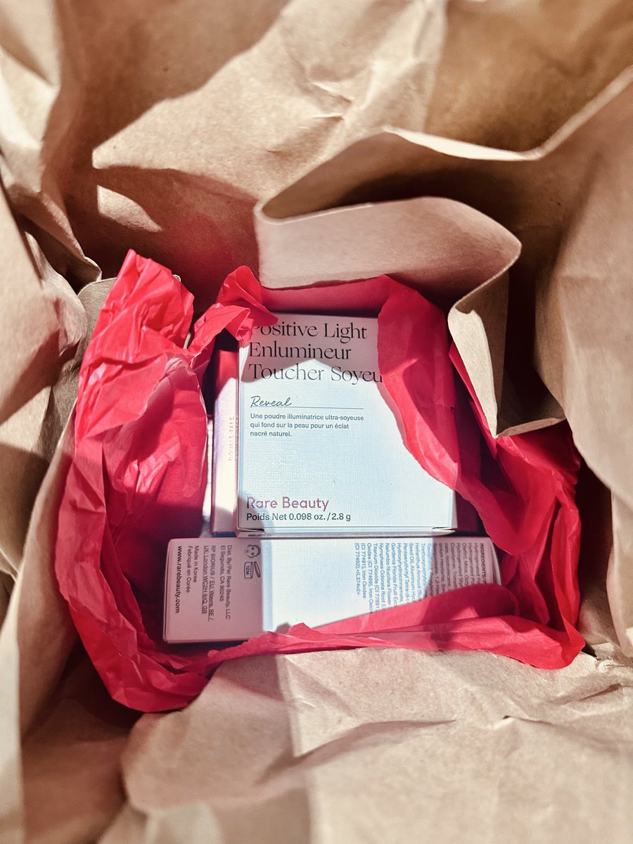 Akga1178's tweet photo. @SephoraMX quieren unboxing pues así de feo llegó mi pedido estamos en navidad y ni bolsa me mandaron que lo entregó en su papel feo y ni hablar de las muestras que antes daban $3,000 de compra y ni un chicle https://t.co/SHgVmTKQCA