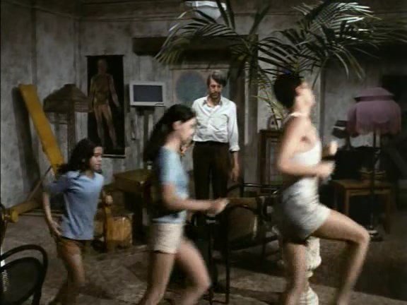 KingofFr1's tweet photo. Lanthimos tuvo un maestro precursor en Arturo Ripstein, que en 1973 y con "El castillo de la pureza" dibuja una familia enclaustrada durante años por la predicación de que el mundo exterior es obra del diablo. Un hecho real que agrietó la conciencia del México de aquella época. https://t.co/tq0zrZHnry