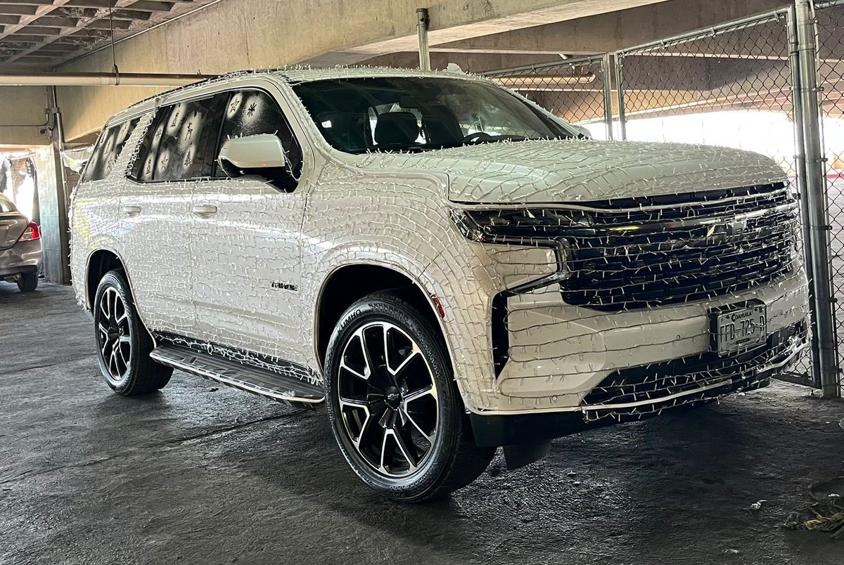 noticias_gab's tweet photo. 🔴 Alcaldesa de Morena estrena camioneta… de 2 millones de pesos 

La presidenta municipal Laura Imelda Segura ya anda en Chevrolet Tahoe, valuada entre 1.8 y 2 millones. 

Eso sí, muy festiva, con luces navideñas incluidas.

El detalle curioso es que trae placas de Coahuila.

La pregunta obligada es... ¿fue hasta allá a comprarla o llegó como obsequio cortesía de algún contratista amigo?

El discurso es “bienestar”… pero solo para los políticos de Morena.